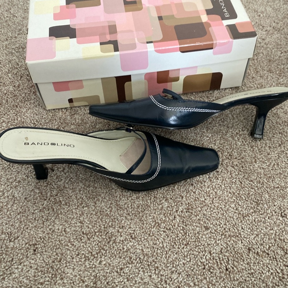 Closed toe mule  with kitten heel
Navy leather